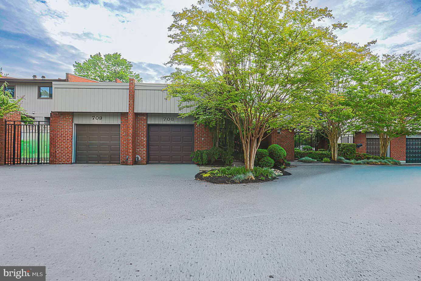 708 Old Crossing Dr — photo
