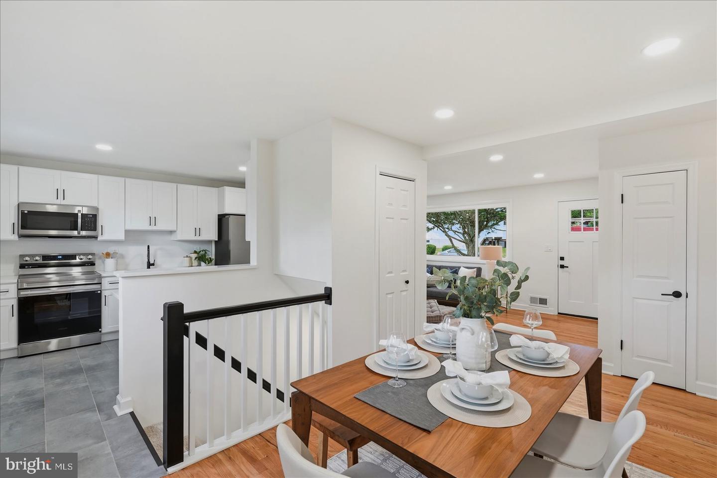 3 Bright Cir — photo
