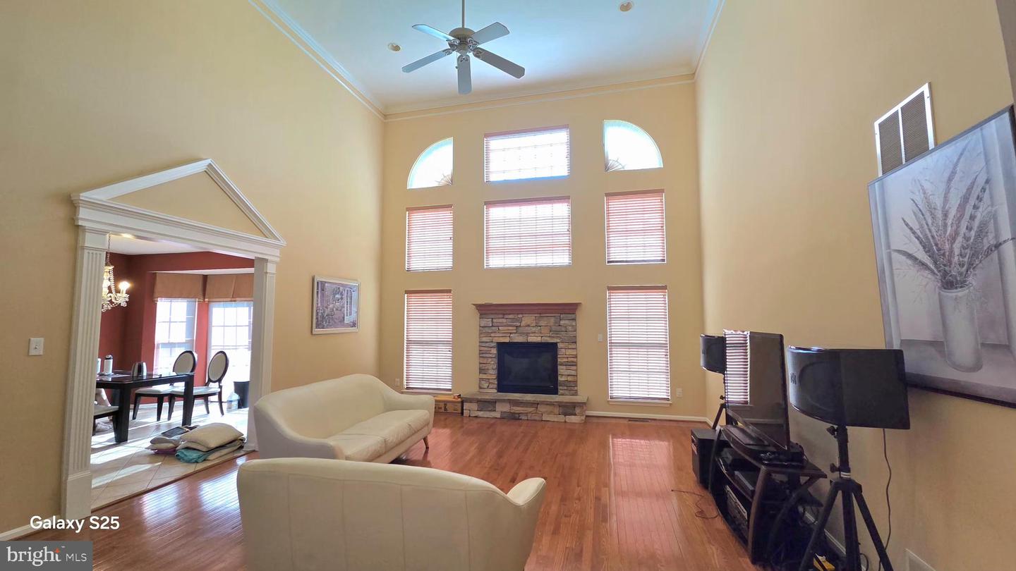 855 Queens Park Dr — photo