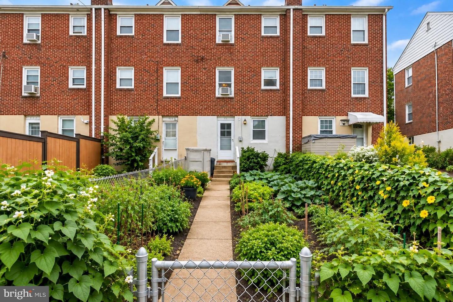 921 Maiden Choice Ln — photo