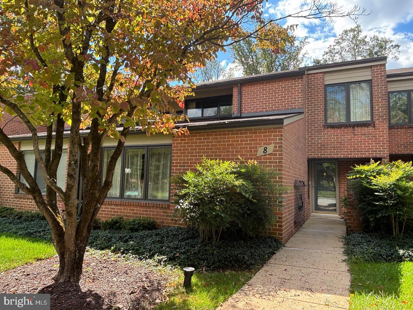8 Oakhampton Dr — photo