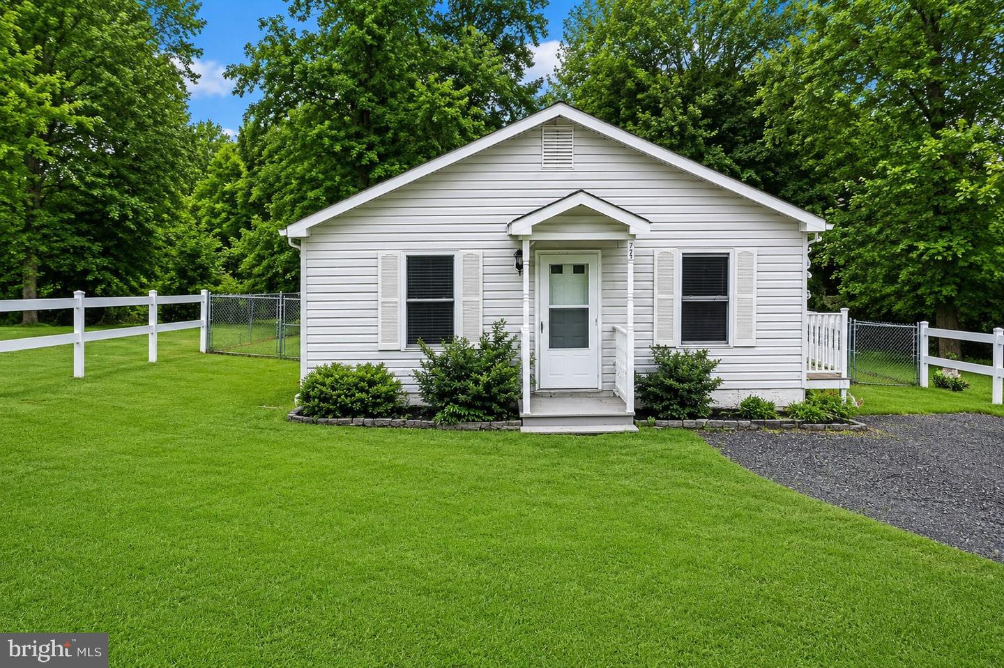 724 Spruce Dr — photo