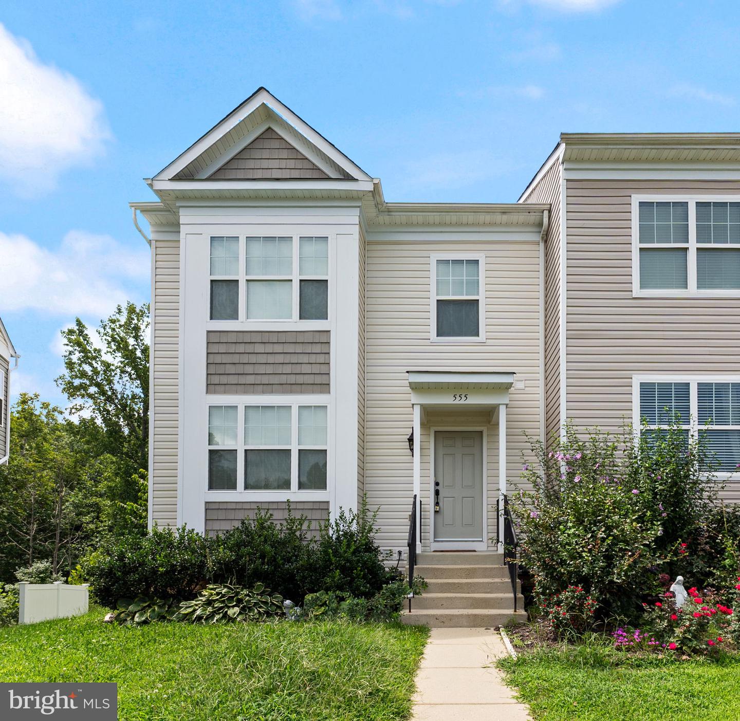 555 English Oak Ln — photo