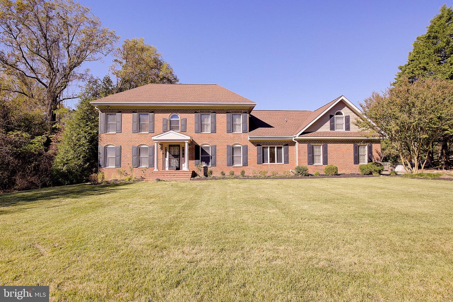 8904 Stratford Ct — photo
