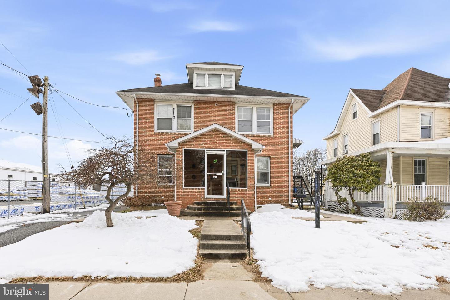 212 W Main St — photo