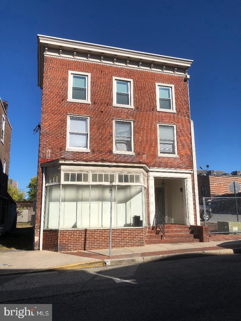 121 W Main St — photo