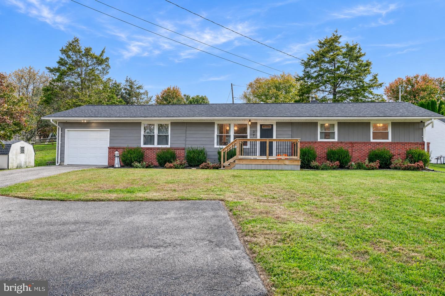 37 Mill Pond Dr — photo