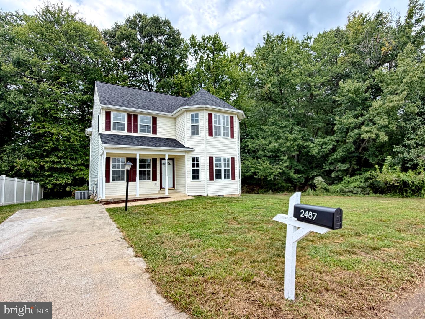 2487 Breakwater Ct — photo