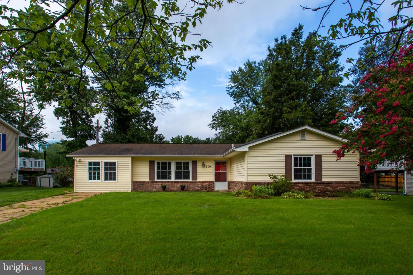 909 Fowler Ct — photo