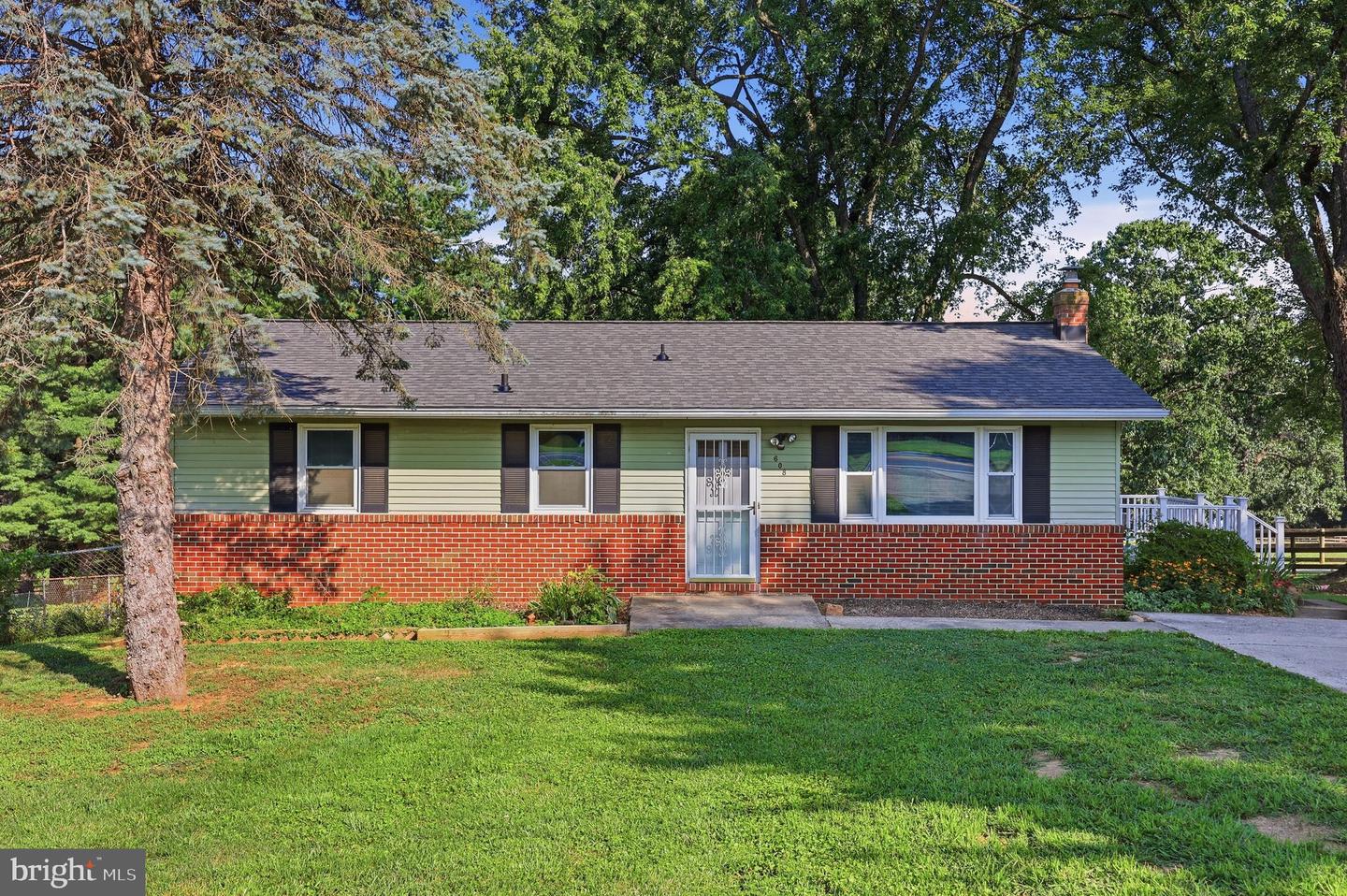 608 Oak Tree Rd — photo