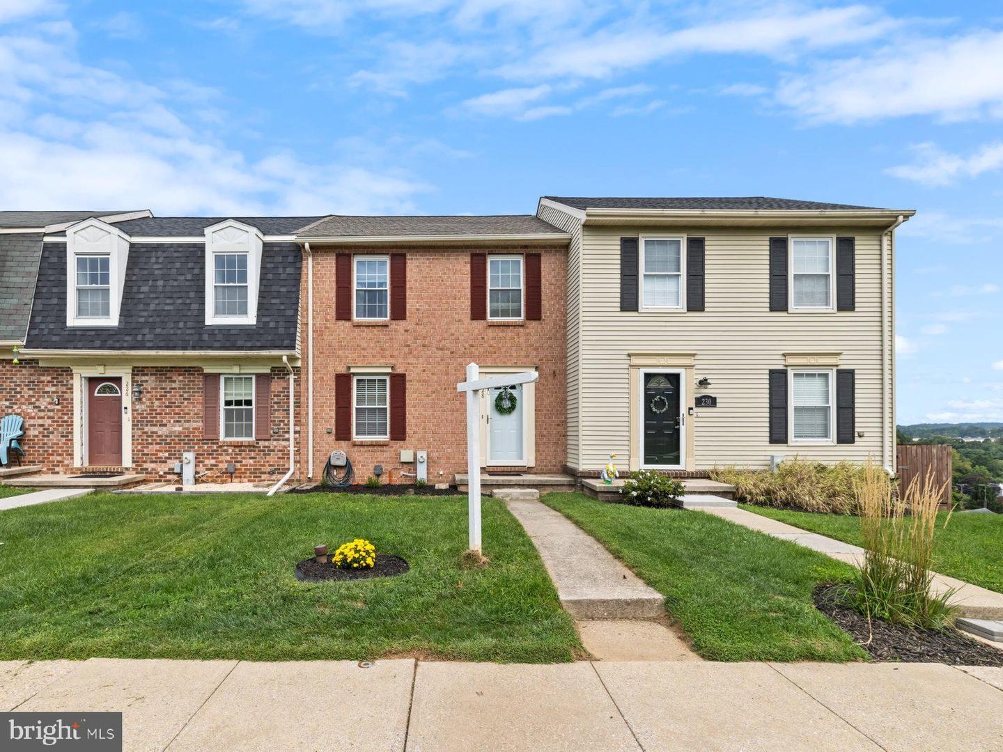 228 Alymer Ct — photo