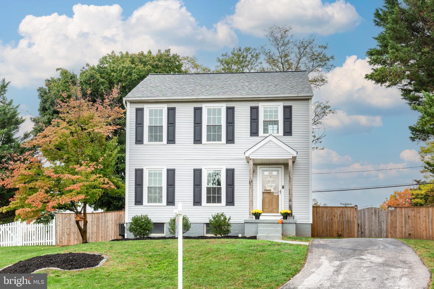 870 Elmwood Ct — photo