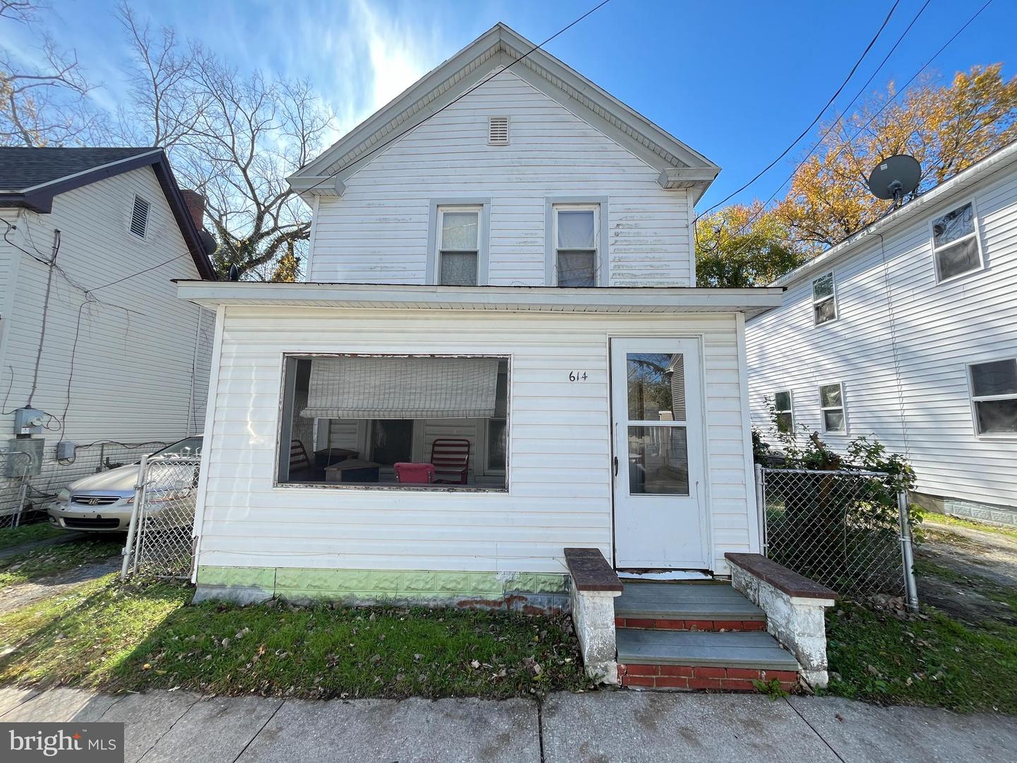 614 Douglas St — photo