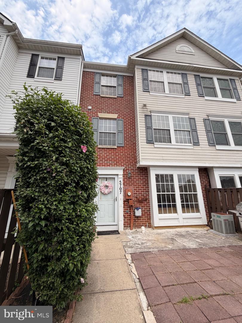 5707 Duke Ct — photo