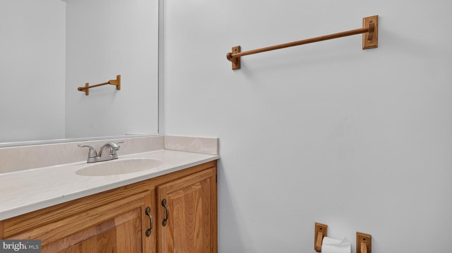 6632 Commodore Ct — photo