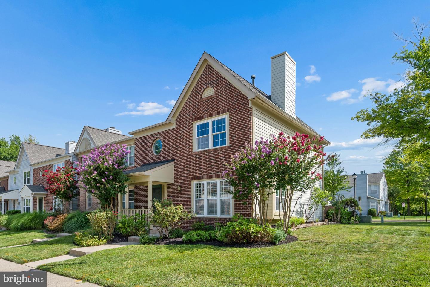 879 Waterford Dr — photo