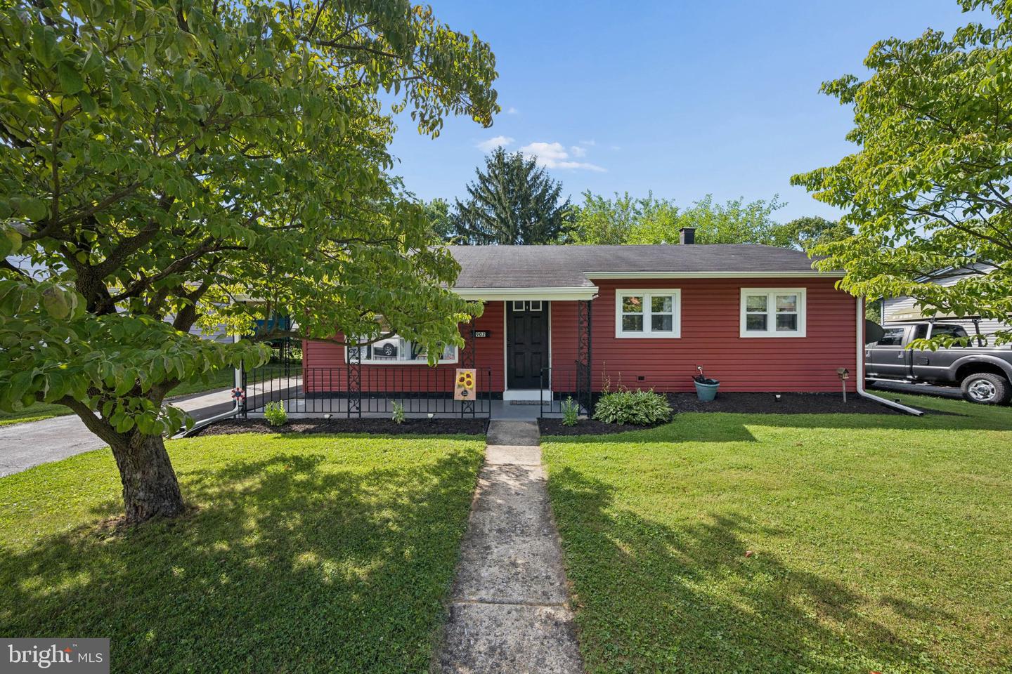 902 Young Pl — photo
