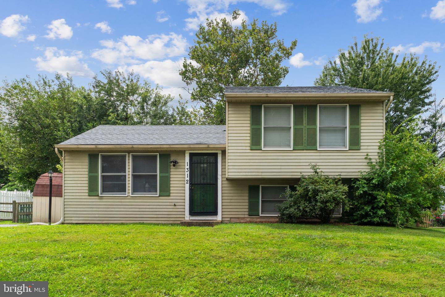 1312 Hillcrest Dr — photo
