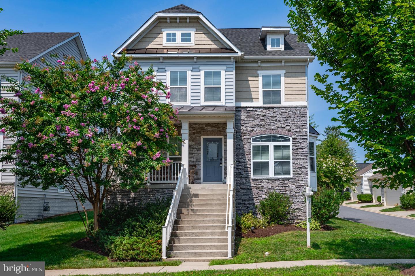1423 Village Green Way — photo