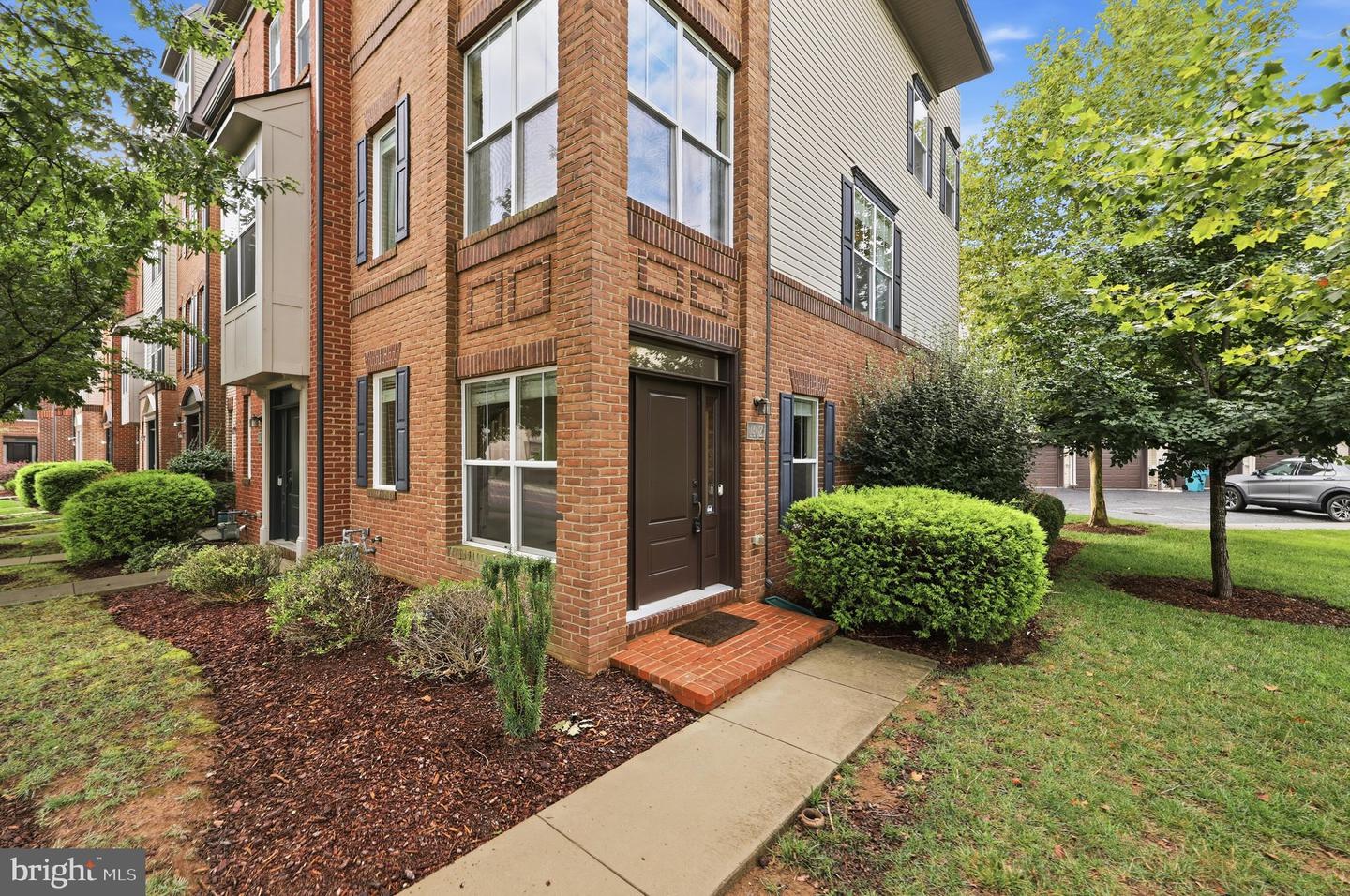 1402 Wheyfield Dr — photo