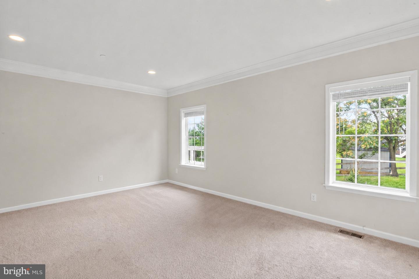 2754 Hillfield Dr — photo