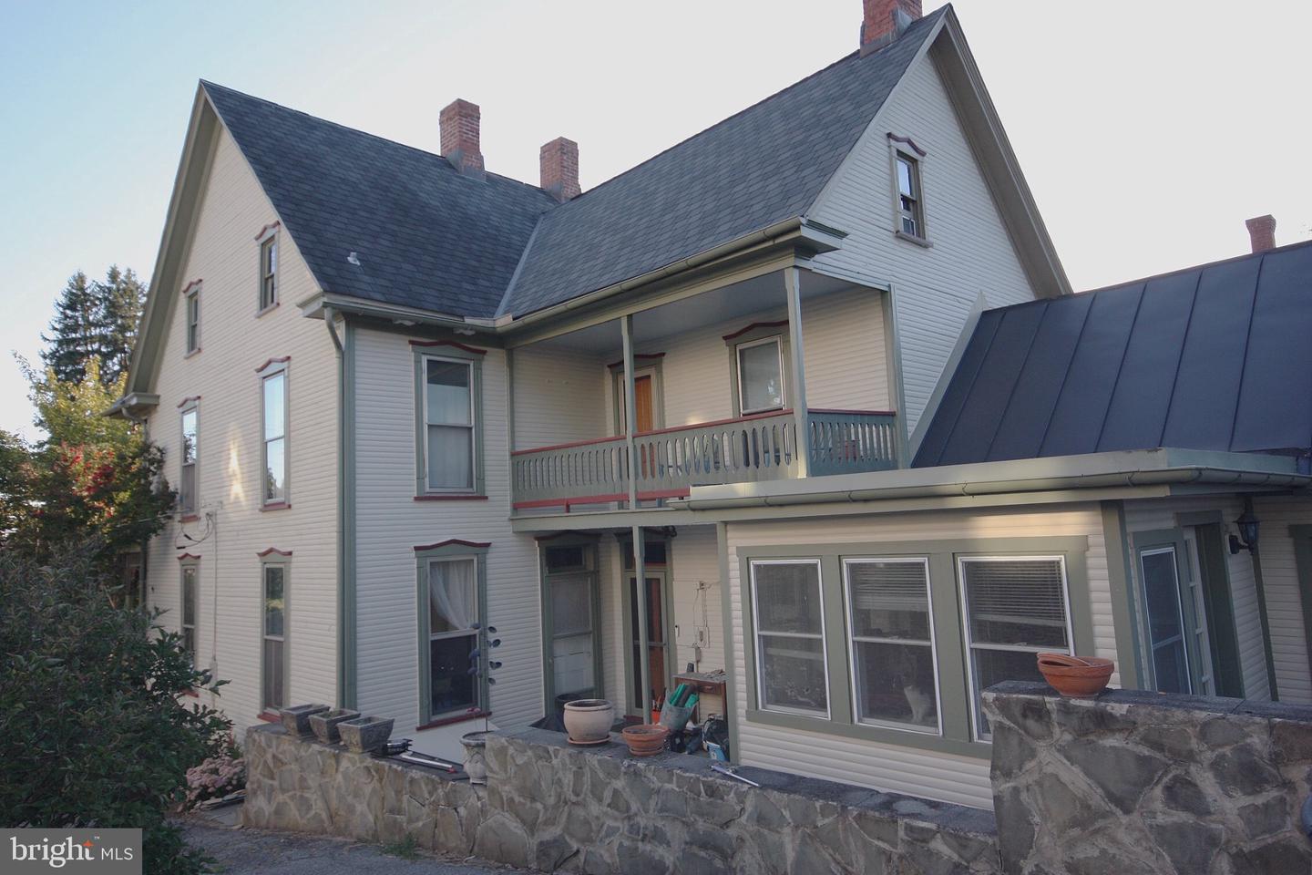 21 E Main St — photo