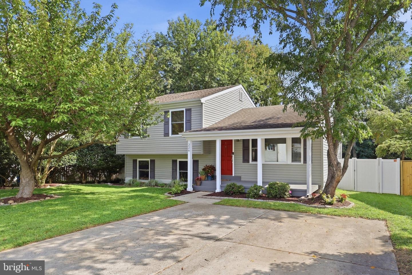 226 Thames Dr — photo