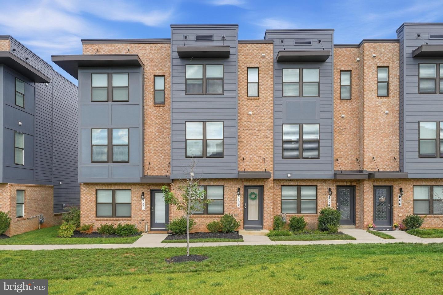562 Banquet Ln — photo