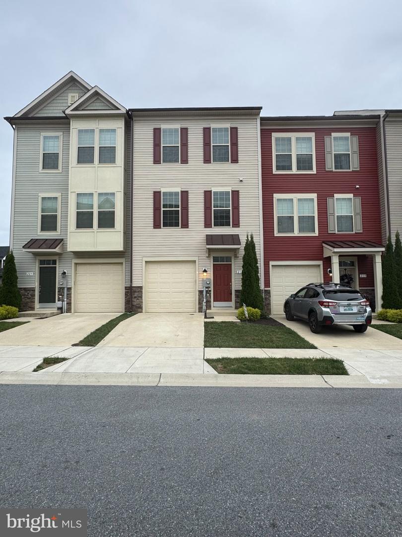 211 Pomegranate Ln — photo