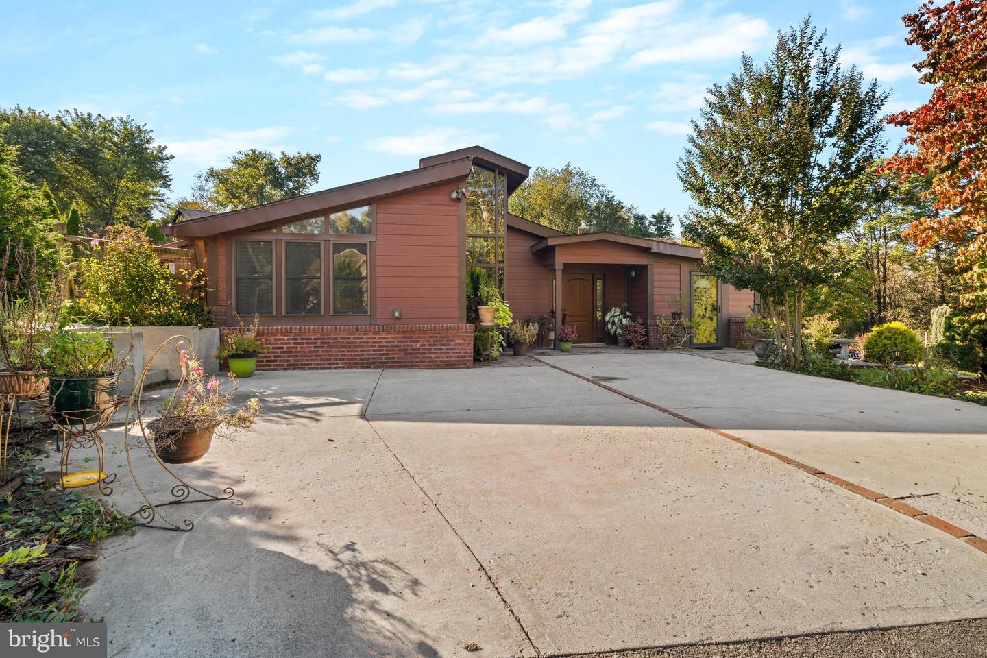 6711 Meadowlawn Cir — photo