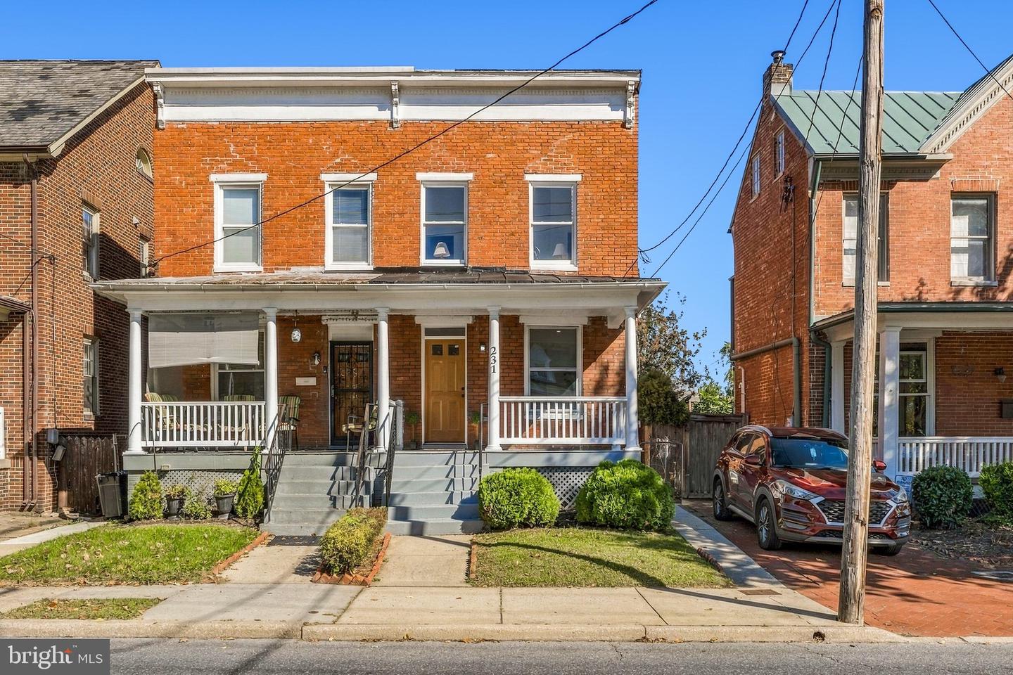 231 W South St — photo