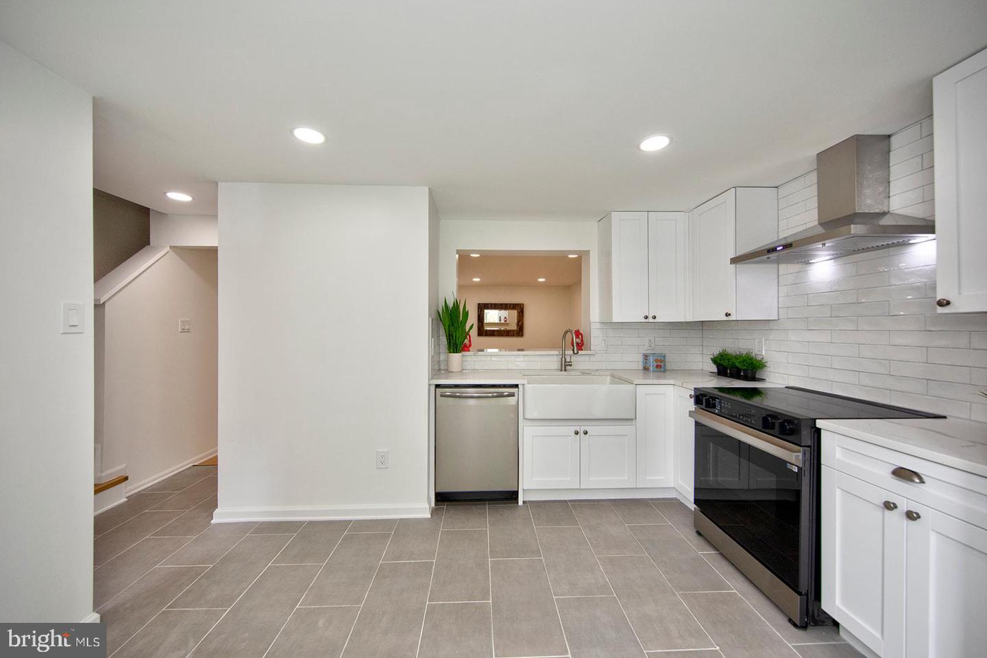 342 Logan Ct — photo