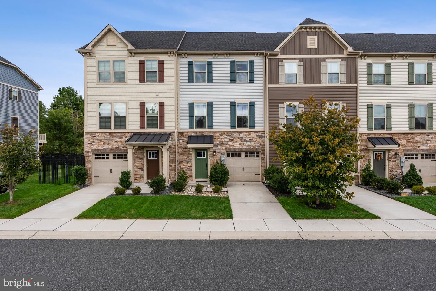 742 Thurlow Ct — photo