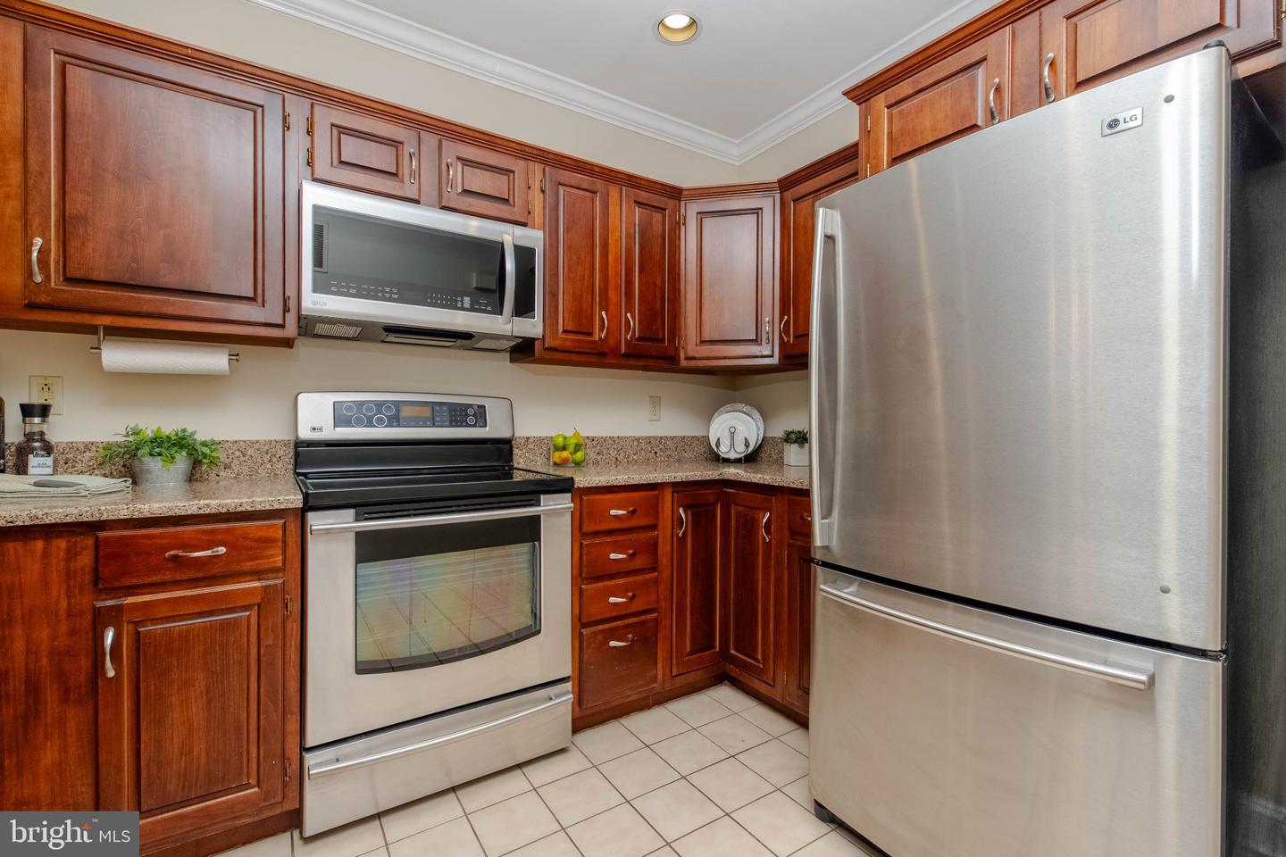 212 Wellington Ct — photo