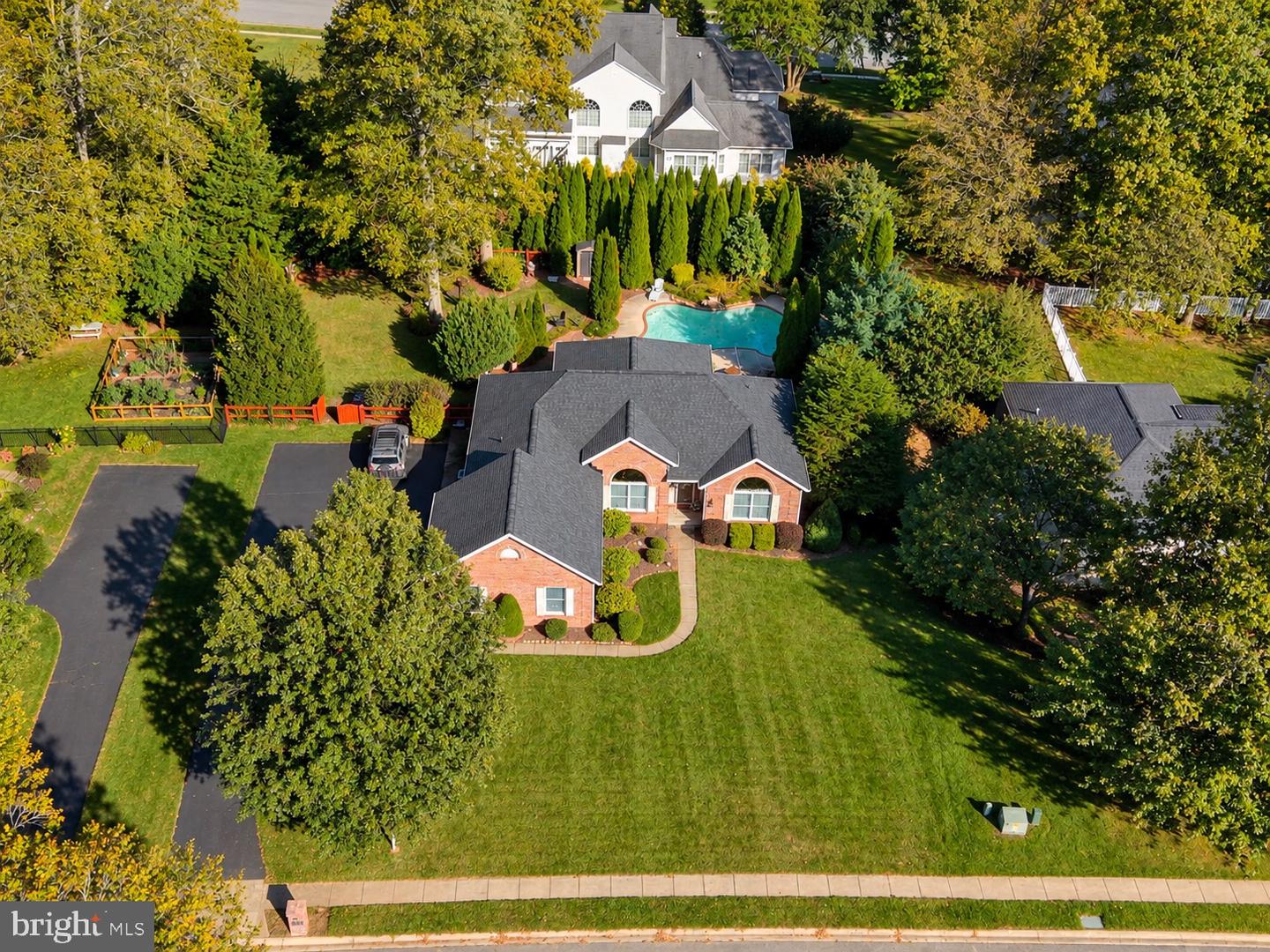825 Sidehill Dr — photo