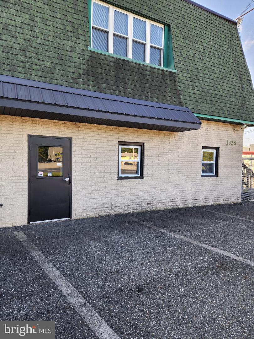 1325 S Philadelphia Blvd #Office Space — photo