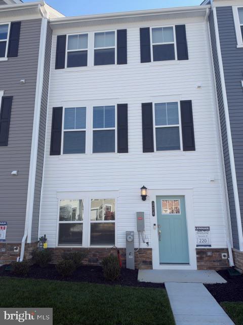 324 Hackley Dr — photo