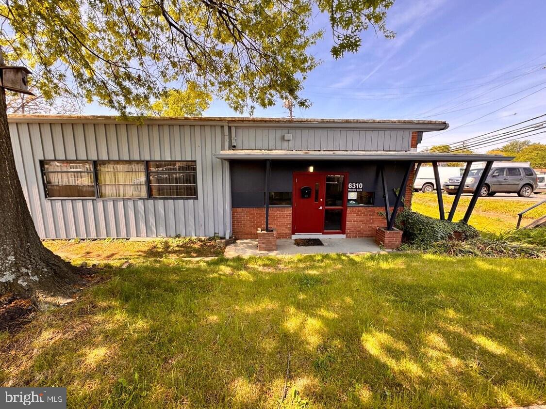 6310 Howard Ln — photo