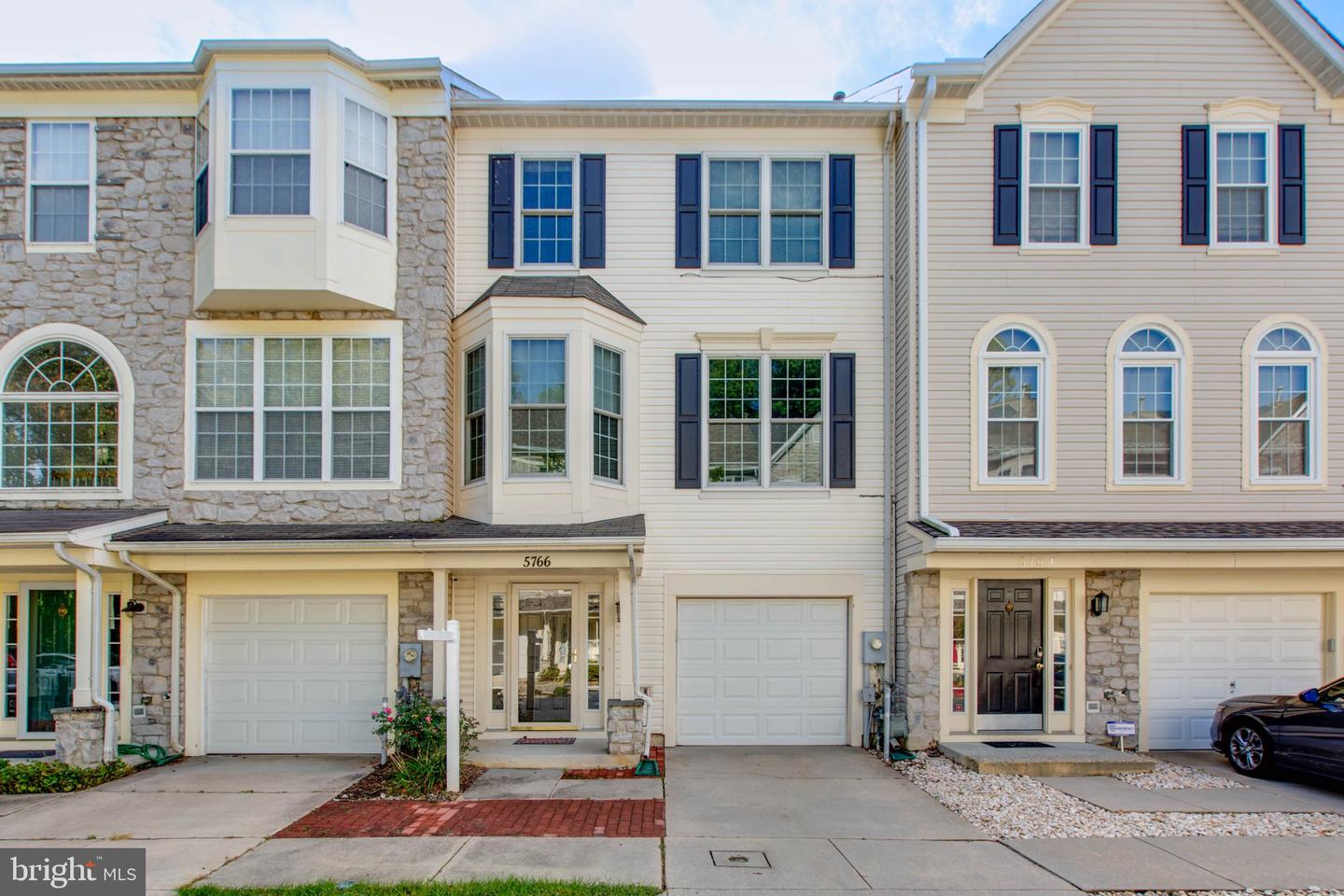 5766 Goldfinch Ct — photo