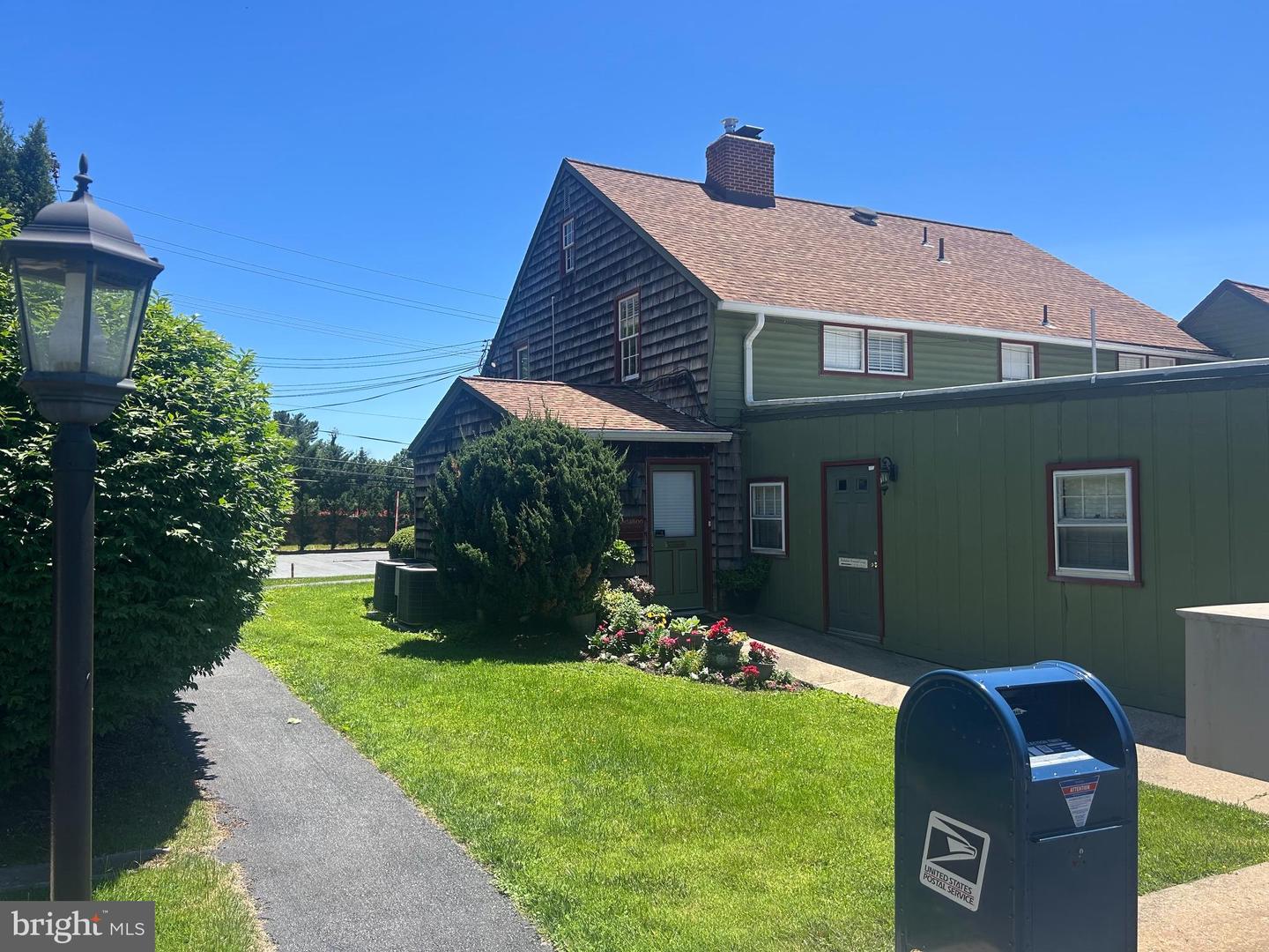 13-15 E Deer Park E — photo