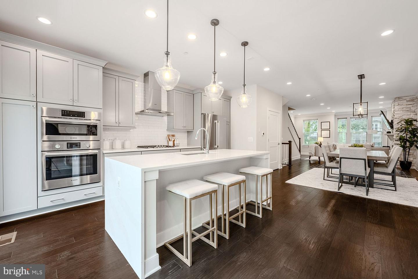 10326 Grosvenor Pl — photo