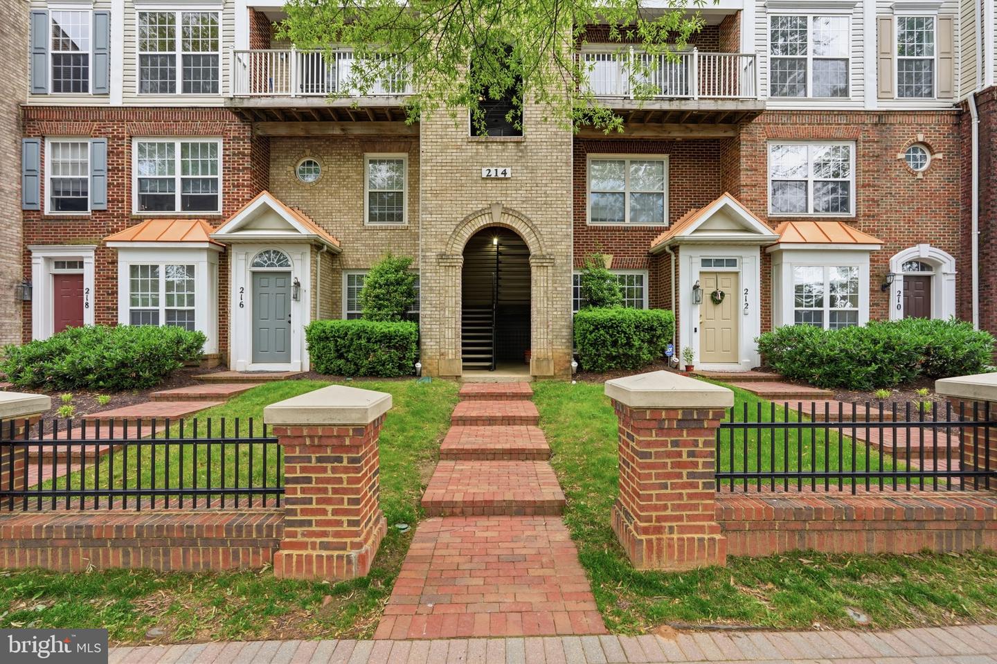 214-D Fallsgrove Blvd #12 — photo