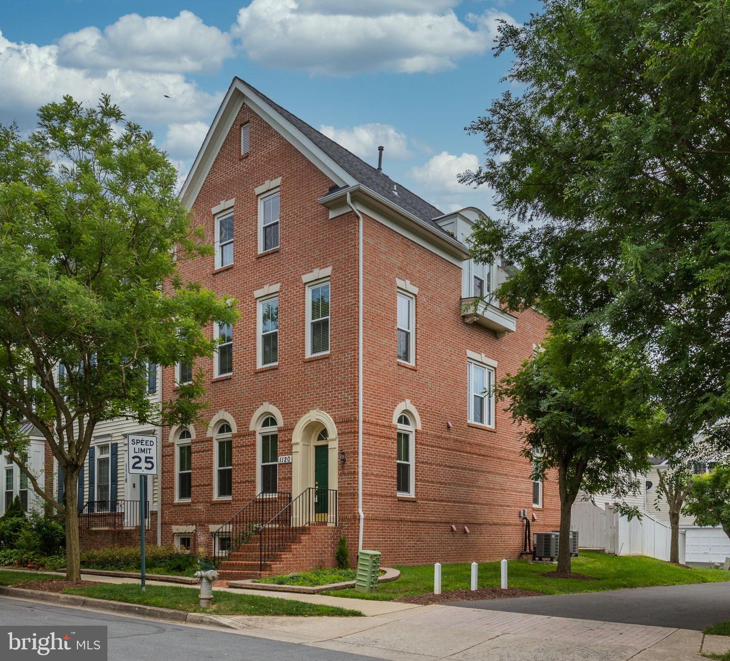 1120 Crestfield Dr — photo
