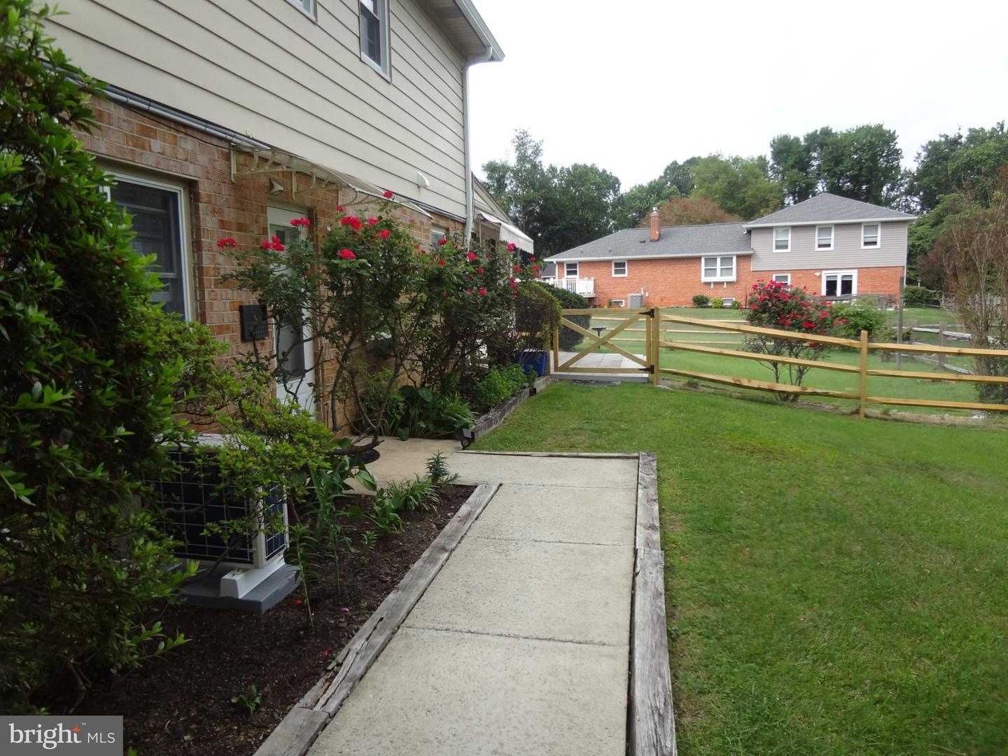 17540 Queen Elizabeth Dr — photo