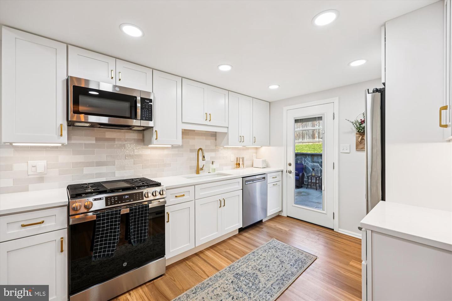 3923 Halsey St — photo