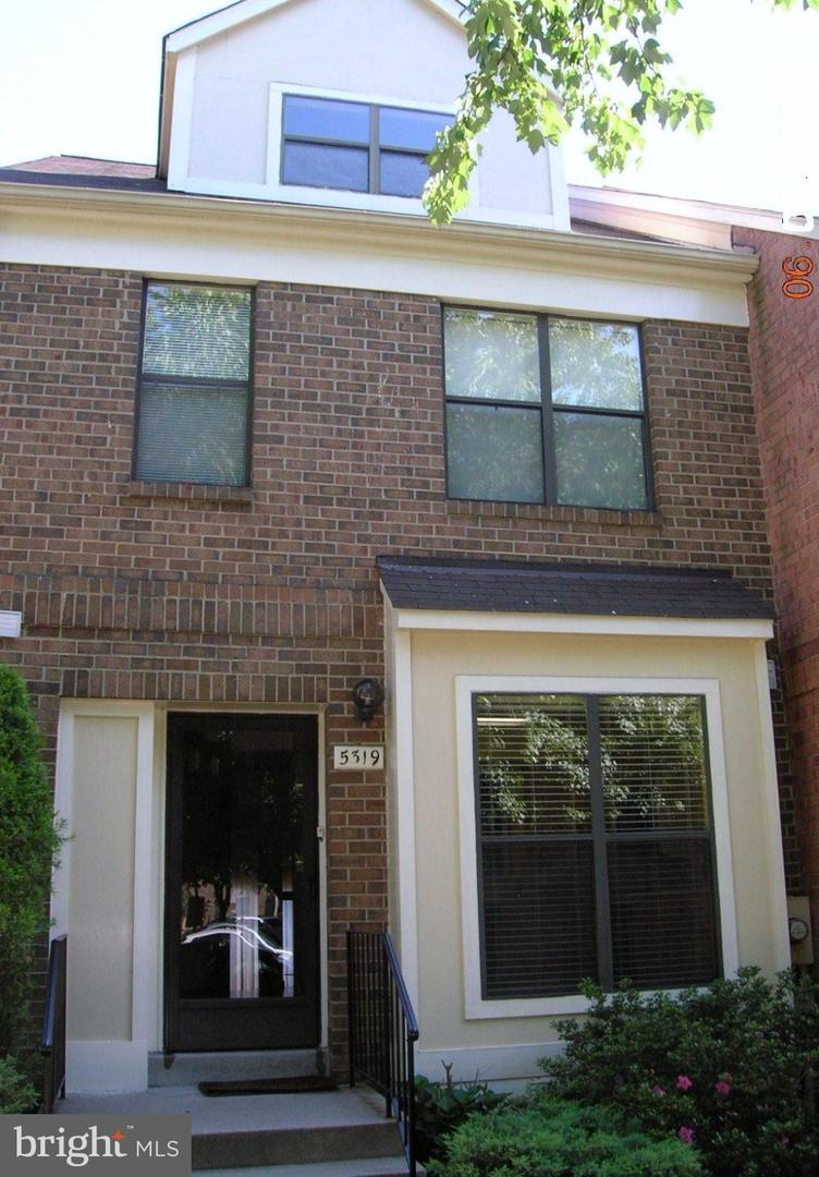5319 King Charles Way — photo