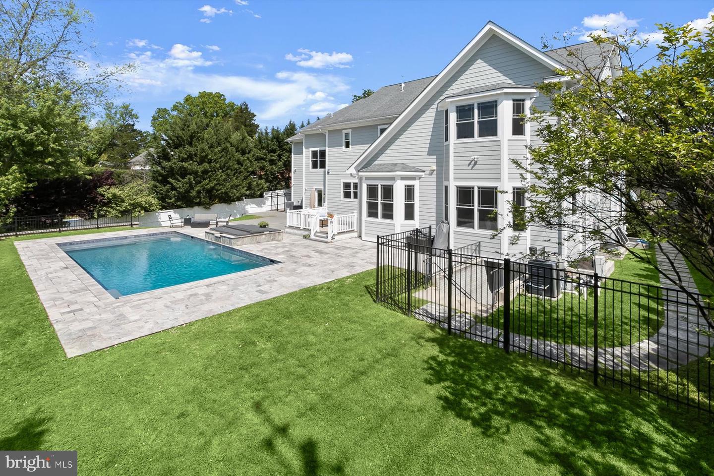 11000 Luxmanor Road — photo