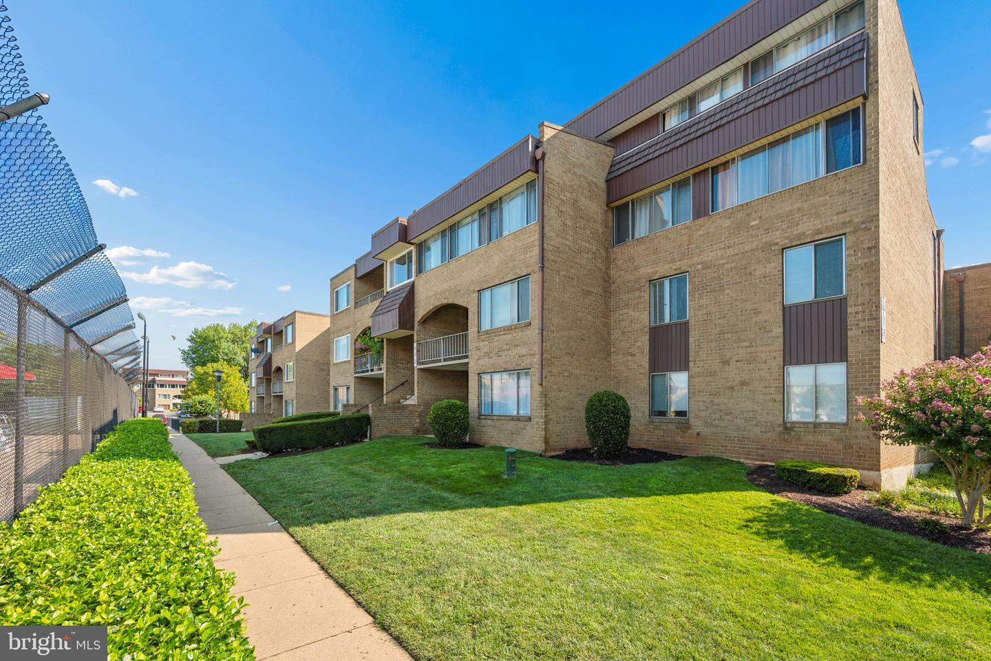 412 Girard St #204 — photo