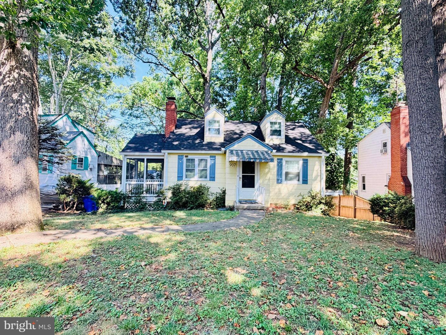 907 Heron Dr — photo