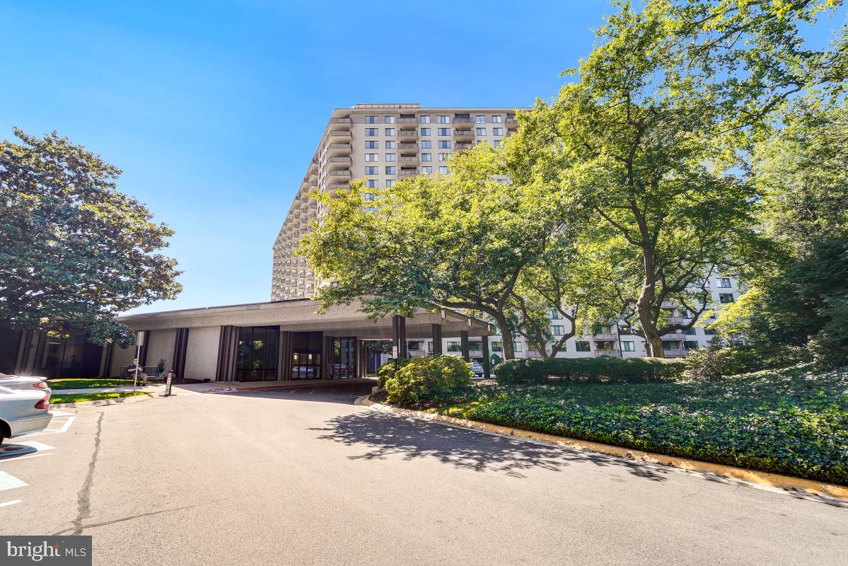 5225 Pooks Hill Rd #1015S — photo